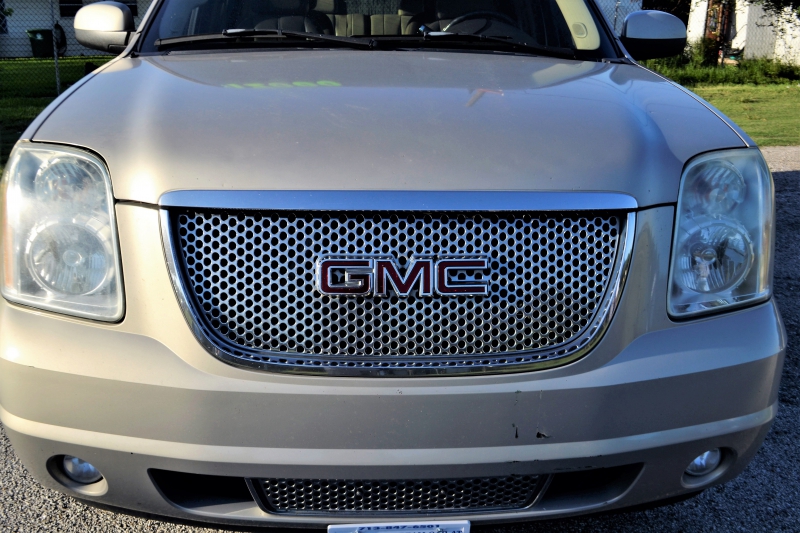 concession-moto-ROQUEBRUNE SUR ARGENS-min_gmc-yukon-truck-grill-2828425